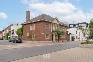 Ben jij op zoek naar een karaktervolle herenwoning met maar liefst 6 slaapkamers in het centrum van Oudenaarde? Gevonden!<br /><br />De centrale ligging op wandelafstand van de Schelde, de grote lichtrijke ruimtes, het authentieke karakter en de aangename stadstuin zijn maar enkele van de vele troeven die we hier terugvinden!<br /><br />INDELING:<br /><br />GLV:<br />Je komt de woning binnen via de imposante inkomhal met prachtige traphal. Van hieruit heb je toegang tot een bureauruimte, een gezellige zithoek, een tweede leefruimte en de eetplaats. Verder beschikt de woning over een keuken met ontbijthoek. Buiten vind je een praktische berging die ook kan dienen als tuinhuis of garage, extra parkeergelegenheid en een aangename, volledig omheinde stadstuin.<br /><br />1eV:<br />Op het eerste verdiep kom je boven in de ruime nachthal. Van hieruit heb je toegang tot zes slaapkamers en de badkamer.<br /><br />ZOLDER EN KELDER:<br />De woning beschikt daarnaast over een praktische kelder en een zeer ruime zolder die nog tal van mogelijkheden biedt voor wie extra ruimte wenst te creëren.<br /><br />Ben jij op zoek naar een ruime woning boordevol karakter op een topligging in Oudenaarde? Aarzel dan zeker niet en plan vandaag nog je bezoek in!
