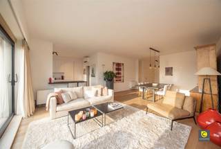 <p><span>Stijlvol 2 slaapkamer appartement met zonnig terras op rustige en groene ligging</span></p><p><span>Dit verzorgde en instapklare 2 slaapkamer appartement combineert comfort, kwaliteit en rust op een aangename locatie. Dankzij de doordachte indeling, hoogwaardige afwerking en het zonnige terras met zuidwestoriëntatie geniet u hier dagelijks van een aangenaam woongevoel met zicht op het groen.</span></p><p><span> </span></p><p><span>Indeling</span></p><p><span> </span></p><p><span>Inkomhal</span></p><p><span>U betreedt het appartement via de inkomhal met veiligheidsdeur, die toegang biedt tot een apart gastentoilet en de leefruimtes.</span></p><p><span> </span></p><p><span>Leefruimte &amp; keuken</span></p><p><span>De ruime en lichtrijke leefruimte is afgewerkt met een warme parketvloer die naadloos doorloopt in de gang, keuken en hoofdslaapkamer. Vanuit de leefruimte heeft u toegang tot het zonnige terras, waar u dankzij de zuidwestoriëntatie volop kan genieten van middag- en avondzon. Het terras is bovendien uitgerust met een elektrische zonnetent en terrasverwarmer, wat het ook op koelere momenten bijzonder aangenaam maakt.</span></p><p><span>De open keuken is volledig ingericht met alle moderne toestellen en sluit mooi aan bij de leefruimte. Aansluitend bevindt zich een aparte berging met extra opbergruimte en aansluitingen voor wasmachine en droogkast. Deze toestellen kunnen indien gewenst worden overgenomen.</span></p><p><span> </span></p><p><span>Slaapkamers &amp; badkamer</span></p><p><span>De hoofdslaapkamer (ca. 21 m²) is afgewerkt met parket en beschikt over ingemaakte kasten. De tweede slaapkamer (ca. 12,5m²) is momenteel ingericht als bureau, voorzien van vast tapijt en ingemaakte kasten met bureau-opstelling, ideaal voor thuiswerk of hobbyruimte. De badkamer straalt luxe en eenvoud uit met een grote inloopdouche, stijlvol lavabomeubel en toilet.</span></p><p><span> </span></p><p><span>Autostaanplaats</span></p><p><span>Ondergronds bevindt zich nog een ruime autostaanplaats die mee aan te kopen is aan 20.000 euro.</span></p><p><span> </span></p><p><span>Troeven</span></p><p><span>- Zeer rustige ligging</span></p><p><span>- Warmtepomp aanwezig</span></p><p><span>- Gunstig EPC B label</span></p><p><span>- Parketvloer doorheen leefruimte, gang, keuken en hoofdslaapkamer</span></p><p><span>- Ondergrondse autostaanplaats mee aan te kopen aan 20.000 euro</span></p><p><span>- 135 m² cfr. EPC</span></p><p><span> </span></p><p><span>Een comfortabel en kwalitatief appartement voor wie rustig wil wonen zonder in te boeten aan stijl en modern wooncomfort. Ideaal voor eigen bewoning of als duurzame investering.</span></p>