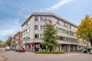 Ruim hoekappartement met veel lichtinval, nabij het RivierenhofIndeling:Via de inkomhal betreed je dit ruime appartement. Aan de rechterzijde...