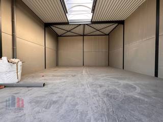 Nieuwbouw KMO-unit met een oppervlakte van +/- 136 m² te koop, de unit maakt deel uit van de gloednieuwe KMO-site <strong>"CLARYSSE BUSINESS PARK"</strong> en is uitstekend gelegen langs de Brugsesteenweg (N50) en biedt moderne en hoogwaardige KMO-units. <br />Het project bestaat uit 38 KMO-units met oppervlaktes van 90 m² tot 488 m², eventueel samen te voegen tot grotere entiteiten. <br /><br />De casco loodsen zijn opgebouwd uit een staalconstructie in combinatie met betonwanden en architecturale sandwichpanelen en hebben een vrije hoogte van +/- 6 m. Elk magazijn is toegankelijk via een automatische sectionale poort (4m B x 4,5 m H) met geïntegreerde loopdeur of met aparte toegangsdeur met bovenliggende raampartij. Daarnaast zijn de units voorzien van een lichtstraat met rookluik (brandklasse C), geïsoleerd steeldeck, polybetonvloer, aansluitingen voor water, elektriciteit en een afvoer.<br /><br />Per twee units wordt er een regenwaterput van 5.000 L voorzien en optioneel kunnen er zonnepanelen geplaatst worden. <br />De unit heeft 1 vaste parkeerplaats !!!<br /><br />Beschikbaar bij akte.<br /><br />Contacteer PANORAMA B2B voor bijkomende inlichtingen of een vrijblijvend plaatsbezoek 050 300 800.