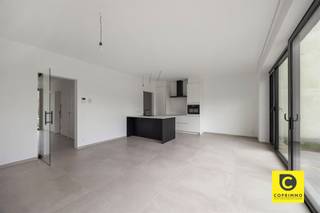 <p><span>Energiezuinig gelijkvloers appartement met terras en gemeenschappelijke tuin </span></p><p><span>Welkom in dit energiezuinige gelijkvloerse appartement, gelegen in een recent gebouwd appartementsgebouw aan de Schuurveldlaan. Hier geniet u van modern wooncomfort, een uitstekende label A en een aangename combinatie van binnen- en buitenruimte. Dankzij de energiezuinige technieken zoals de vloerverwarming, ventilatiesysteem type C+ én de aanwezige zonnepanelen, woont u hier niet alleen comfortabel maar ook bijzonder energie-efficiënt en toekomstgericht.</span></p><h2><span>Ligging</span></h2><p><span>Dit appartement heeft een zeer gunstige en strategische ligging aan de Schuurveldlaan, in de nabijheid van zowel het dorpscentrum van Wilrijk als Aartselaar. Daarnaast geniet u van een uitstekende verbinding naar de belangrijkste invalswegen richting Antwerpen en Brussel, wat deze locatie bijzonder interessant maakt voor pendelaars. U woont hier in een rustige woonomgeving met toch alle voorzieningen zoals winkels, scholen, horeca en openbaar vervoer binnen handbereik.</span></p><h2><span>Indeling</span></h2><p><span>Via de inkomhal, afgewerkt met een stijlvolle grijze tegelvloer, komt u meteen in een lichtrijke en aangename sfeer terecht. De inkomhal geeft toegang tot de verschillende ruimtes en leidt u verder naar de ruime leefruimte met open eilandkeuken.</span></p><p><span>De leefruimte geniet van uitzonderlijk veel natuurlijk licht dankzij de hoogrendements aluminium raampartijen over de volledige breedte. Deze bieden bovendien een mooi zicht op het privatieve terras en de gemeenschappelijke tuin. Twee ramen zijn voorzien van vliegenramen voor extra comfort. Via de schuifdeur bereikt u het privatieve terras van ca. 14 m², waar het heerlijk vertoeven is. De aanpalende gemeenschappelijke tuin voelt dankzij de beschutting quasi privatief aan en biedt een rustige groene omgeving om te ontspannen of gasten te ontvangen.</span></p><p><span>De open eilandkeuken is modern en hoogwaardig afgewerkt met onder meer een composiet werkblad en beschikt over alle hedendaagse toestellen: vaatwasser, oven, inductiekookplaat, koelkast, diepvries en voldoende kastruimte. Aansluitend bevindt zich een praktische berging met extra stockageruimte.</span></p><p><span>Verder bevindt zich links van de inkomhal de ruime slaapkamer, met voldoende plaats voor een dubbel bed en kastruimte. De badkamer is modern afgewerkt en voorzien van een inloopdouche, lavabo en handdoekradiator. Daarnaast is er nog een aparte technische ruimte met aansluiting voor wasmachine en droogkast.</span></p><p><span>In de ondergrondse verdieping beschikt u over een zeer ruime kelderberging, bereikbaar via lift of trap. Tevens is er een gemeenschappelijke fietsenberging aanwezig. De ondergrondse autostaanplaats dient verplicht mee aangekocht te worden voor een vraagprijs van 20.000 euro</span></p><p><span>Een extra troef is dat de aankoop kan gebeuren onder registratierechten (2%) in plaats van btw, wat financieel zeer interessant is.</span></p><h2><span>Troeven</span></h2><ul><li><span>Energiezuinig appartement met label A </span></li><li><span>Zonnepanelen aanwezig </span></li><li><span>Vloerverwarming </span></li><li><span>Ventilatiesysteem type C+ </span></li><li><span>Recent bouwjaar </span></li><li><span>Privatief terras en gemeenschappelijke tuin met quasi privatief gevoel </span></li><li><span>Zeer ruime kelderberging </span></li><li><span>Gemeenschappelijke fietsenberging </span></li></ul><p><span> </span></p><p><span>Dit appartement combineert comfort, luxe en een uitzonderlijk buitengevoel op een toplocatie in Wilrijk.</span></p><p><span> </span></p>