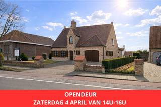 Opendeur: Zaterdag 4 april van 14u tot 16u. Adres: Herdersbruggestraat 4 in 8380 Dudzele.<br />Bijzonder ruime en stevig gebouwde villa met een vlotte verbinding naar zowel Brugge als Knokke-Heist. Het huis beschikt over 5 grote slaapkamers en een inpandige garage. Energielabel B, asbestveilig, geïsoleerd dak en een conforme elektrische installatie!<br /><br />De indeling is als volgt. op het gelijkvloers: een grote inkomhal met gastentoilet, een ruime woonkamer met gashaard en eet-en zithoek, vanuit de woonkamer toegang tot een eerste zonneterras. Verder een grote leefkeuken met aansluitend zowel een handige wasplaats als een grote berging. Ook vanuit de keuken is er toegang tot een tweede zonneterras. De garage is groot en voorzien van een elektrische poort. Er is een grote slaapkamer aanwezig op de gelijkvloerse verdieping alsook een ingericht badkamer met ligbad en douche. <br /><br />Op de verdieping een royale nachthal, drie of vier extra grote slaapkamers en/of eventueel een ruimte ideaal voor het inrichten van een tweede badkamer en een apart toilet. Een volwaardige zolderverdieping met de mogelijkheid tot het inrichten van extra slaapkamers/hobbykamer of bureelruimtes. <br /><br />Rondom het huis een verzorgde tuin met enkele terrassen en een grote oprit met parkeerplaatsen voor het huis. Parkeren kan ook binnen in de garage. <br /><br />Bezoek de woning met Willem Cauwels op Tel 050.89.27.70