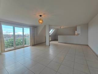 Op zoek naar een recent gezellig appartement? <br /><br />Het instapklaar appartement beschikt over één slaapkamer en is onmiddellijk beschikbaar.<br />Naast de slaapkamer heb je een inkom met gastentoilet, badkamer met ligbad en douche, aparte bergplaats en een ruime woonkamer met ingerichte keuken. <br /><br />Buiten kan je tevens genieten van een gemeenschappelijke tuin met groot terras en kan je gebruik maken van de dubbele parkeerplaats. <br /><br />Kelder en inpandige garage kunnen optioneel bijgehuurd worden voor €70 per maand.