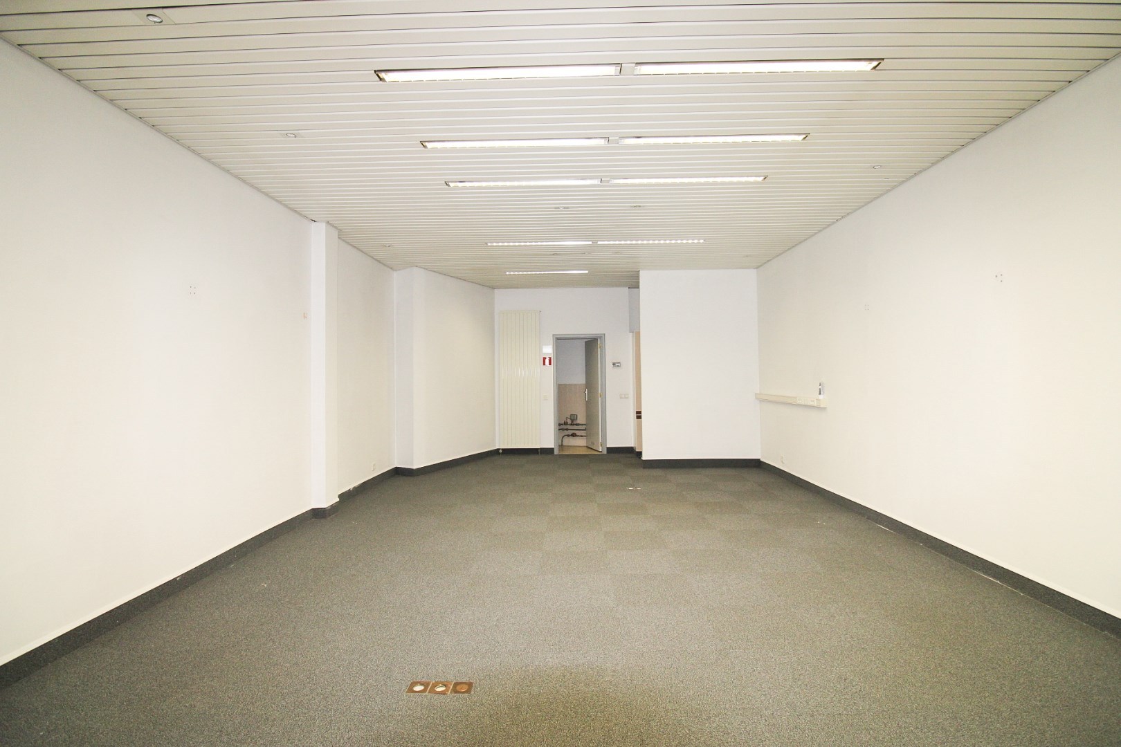 Nieuwe kansen wachten: Veelzijdige kantoor- of handelsruimte te huur in het hart van Sint-Niklaas - foto 4