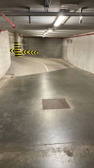 Parking gelegen onder de torens van de Kattendijkdok Westkaai  deze parking bevindt zich op -2 nr 26 op 20 m van de lift naar toren 2 en 30 m van toren 1 parking is na akte beschikbaar prijs 40.000 € De parking heeft een extra uitstap ruimte 