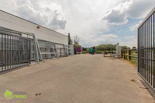 Magazijn + buitenruimte te huur op een vlot bereikbare locatie in Lokeren  (splitsing mogelijk) Ligging: baan Gent-Antwerpen op 10 min van afrit...