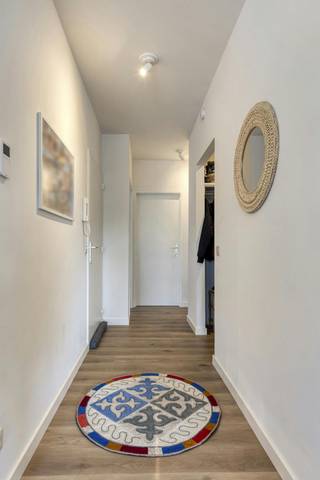 Le salon avec placards intégrés donne sur la cuisine ouverte (50m²). La cuisine est équipée d'un évier, d'un four, d'un lave-vaisselle,...