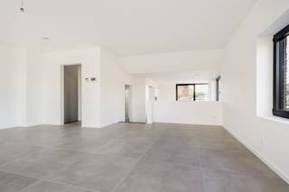 <p><span>Entrez fièrement dans votre nouvelle maison : une belle maison jumelée nouvellement construite, située dans le quartier pittoresque de Heffen. Avec une surface généreuse de 266,3 m² et un terrain de 342 m² avec de larges vues, cette propriété offre une fusion parfaite entre l'espace, le confort et le design contemporain.</span></p><p><span> </span></p><p><span>Vous êtes accueilli dans le hall d'entrée avec des toilettes d'invités pratiques. L'espace de vie de 37,2 m² dégage une atmosphère chaleureuse et est parfaitement relié à une cuisine ouverte moderne et entièrement équipée de 20,7 m². La terrasse privée de 15,8 m² vous invite à vous détendre et à profiter de moments agréables.</span></p><p><span> </span></p><p><span>Au niveau inférieur, on trouve une buanderie et un local technique de 5,9 m² (équipé d'un raccordement pour une douche et un évier supplémentaires) ainsi qu'une grande pièce polyvalente (idéale comme chambre à coucher, pièce professionnelle, pièce de loisirs, ...) de 30,4 m². </span></p><p><span>Ce niveau se connecte harmonieusement au rez-de-jardin avec une généreuse terrasse de 15,8 m² et un vaste jardin, où verdure et intimité se côtoient.</span></p><p><span> </span></p><p><span>Au premier étage, le couloir de nuit mène à une salle de bain moderne avec baignoire, douche à l'italienne et double vasque. Trois chambres spacieuses de 22,9 m², 15,5 m² et 13,2 m² offrent confort et tranquillité. </span></p><p><span> </span></p><p><span>Les impressionnantes surfaces vitrées en aluminium tout autour laissent entrer la lumière naturelle en abondance et créent une atmosphère agréable aussi bien le matin que le soir. La propriété offre une opportunité unique de finir l'extérieur à votre goût, avec votre propre choix de garde-corps de terrasse et le nombre de panneaux solaires. Cela vous donne la liberté de déterminer le niveau E de votre maison et de la façonner entièrement selon vos préférences personnelles.</span></p><p><span> </span></p><p><span>Enfin, cette élégante maison est proposée sous le régime favorable des droits d'enregistrement (3 % sous conditions ou 12 %) !</span></p><p><span> </span></p><p><span>Ce n'est pas une maison comme les autres, c'est le début d'un nouveau chapitre de votre vie. Contactez-nous dès aujourd'hui pour une visite et découvrez les possibilités qu'offre cette belle maison neuve. La maison de vos rêves vous attend ! </span></p><p><span> </span></p><p><span> </span></p>