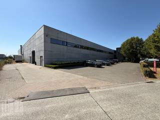 Strategisch gelegen bedrijfsgebouw bestaande uit een magazijnruimte van 1.686 m² met 288 m² kantoor te huur op amper 900 m van de <strong>R4</strong>. De site geniet van een snelle verbinding richting E40, E17 en E34.  Hierdoor is er een vlotte ontsluiting richting Gent, Brugge, Brussel en Antwerpen. <br /><br />Deze ruime opslagruimte beschikt over een <strong>vrije hoogte van 6 meter</strong> en is uitgerust met<strong> 2 sectionale poorten</strong>, een polybetonvloer en lichtstraten met rookluik. Daarnaast zijn er ook <strong>warmte luchtblazers</strong> aanwezig en <strong>voorziening voor een rolbrug</strong>. De instapklare kantoren op het verdiep bestaan uit een open space, individuele (vergader)ruimtes, een sociale ruimte, een kitchenette en sanitaire voorziening. Tevens 20 <strong>parkeerplaatsen </strong>aanwezig op de site.<br /><br />Aarzel niet om contact op te nemen met <strong>Giel</strong>, <strong>PANORAMA B2B</strong>, voor bijkomende inlichtingen, plannen of een vrijblijvend plaatsbezoek. U kunt ons bereiken op het telefoonnummer <strong>0477 02 09 02</strong>.