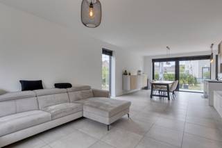 Bienvenue dans cette maison contemporaine et lumineuse à Denderleeuw – une perle de construction neuve (vente sous régime des droits...