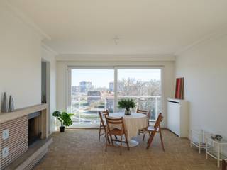 <p><b>Hoogwaardig gerenoveerd 3 slaapkamer appartement met adembenemend uitzicht te koop nabij Brugge station.</b></p>
<p></p>
<p>Op de bovenste verdieping van een verzorgd gebouw bevindt zich dit prachtig en hoogwaardig gerenoveerde appartement. Dankzij de hoge ligging en de grote raampartijen geniet het appartement van een uitzonderlijke hoeveelheid natuurlijk licht en een adembenemend uitzicht vanuit elke ruimte.</p>
<p></p>
<p>Het appartement werd recent (2026) volledig gerenoveerd met kwalitatieve materialen en veel aandacht voor comfort en afwerking. De leefruimte vormt het hart van de woning en biedt een unieke woonbeleving dankzij het open zicht en de overvloed aan daglicht. Aansluitend bevinden zich drie volwaardige slaapkamers, wat het appartement bijzonder geschikt maakt voor gezinnen, studerende kinderen, koppels die extra ruimte wensen of wie een thuiswerkplek nodig heeft.</p>
<p></p>
<p>Verder beschikt het appartement over een aangenaam terras en een extra balkon, waardoor u op verschillende momenten van de dag kan genieten van de buitenlucht en het uitzicht. De aparte wasruimte zorgt voor extra praktisch comfort in het dagelijkse leven.</p>
<p></p>
<p>Het gebouw is uitgerust met een lift, fietsberging en bij het appartement hoort bovendien een privatieve kelderberging, ideaal voor extra opslagruimte.</p>
<p></p>
<p>Dit instapklare appartement combineert ruimte, licht, kwaliteit en een uitzonderlijk uitzicht op een topligging.</p>