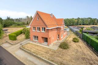 Voor meer info of om een bezoek in te plannen, neem contact op via 016199345 of via pieter.maes@homixx.be.<br /><br />Met veel trots presenteren wij u deze renovatiewoning op een uniek perceel in Nieuwrode. Enkele van de vele troeven:<br />- Gelegen in een zeer rustige straat in de groene omgeving van Nieuwrode, vlakbij het prachtige bosgebied Bogaerdenberg;<br />- Gunstig gelegen op nauwelijks 5 minuten van de oprit van de E314, alsook op een half uurtje rijden van Leuven;<br />- Het perceel bedraagt 44a95ca;<br />- Geen overstromingsgevoelig gebied;<br />- ...<br /><br />INDELING:<br />- Gelijkvloers: inkomhal met ruimte voor vestiaire, gezellige woonkamer, keuken (vernieuwd in 2014), badkamer met bad en aansluiting voor wasmachine en droogkast, lichtrijke veranda, ruime berging en apart toilet. Verder is er nog een kelder die kan dienen als voorraadplaats. Buiten zijn er nog een aantal bijgebouwen, alsook een aparte dubbele garagebox. De prachtige tuin grenst aan het achterliggende bos (agrarisch gebied), waardoor je hier volledig tot rust kan komen en kunt genieten van de stilte en de natuur.<br />- Verdieping: 3 ruime slaapkamers, alsook een zolder voor extra stockage (te bereiken via een uitschuifbare trap).<br /><br />De woning voldoet aan de renovatieplicht, waardoor u binnen de 6 jaar minstens een EPC label D dient te bekomen.<br /><br />Stedenbouwkundige inlichtingen in aanvraag.<br /><br />Kan u niet wachten om deze unieke woning te bezoeken? Plan dan snel uw bezoek in!