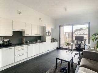 <p>Dit luxueuze appartement te huur in het centrum van Leuven biedt een aangename combinatie van comfort, ruimte en een uitzonderlijke ligging. Dankzij de centrale locatie geniet je elke dag van alle voorzieningen die de stad te bieden heeft, terwijl je thuiskomt in een stijlvolle en rustige woonomgeving.</p><p>Bij het betreden van het appartement kom je terecht in de inkomhal, die toegang geeft tot de verschillende leefruimtes. De ruime woonkamer met open keuken vormt het hart van de woning en baadt in het natuurlijke licht. De open indeling zorgt voor een aangename verbinding tussen koken, eten en ontspannen, waardoor de leefruimte bijzonder uitnodigend aanvoelt.</p><p>De ruime slaapkamer biedt alle comfort om een gezellige en rustige slaapomgeving te creëren. Aansluitend bevindt zich de badkamer, die praktisch is ingericht en perfect aansluit bij het luxueuze karakter van het appartement.</p><p>Vanuit de leefruimte heb je toegang tot het grote terras, waar je in alle rust kunt genieten van een koffie in de ochtend of een ontspannen avond na een drukke dag. Deze buitenruimte vormt een mooie meerwaarde voor wie graag buiten vertoeft zonder in te boeten aan het comfort van een appartement.</p><p>Ook op praktisch vlak scoort deze woning bijzonder goed. Bij het appartement horen een autostaanplaats, een private kelderberging en een fietsenstalling, zodat je steeds beschikt over voldoende opbergmogelijkheden en een comfortabele parkeeroplossing.</p><p>De toplocatie in het centrum van Leuven maakt dit appartement extra aantrekkelijk. Winkels, horecazaken, openbaar vervoer, universiteitscampussen en tal van andere voorzieningen bevinden zich op korte afstand, waardoor je volop kunt genieten van het bruisende stadsleven zonder afhankelijk te zijn van de wagen.</p><p>Ben je op zoek naar een luxueus appartement met één slaapkamer, een groot terras, autostaanplaats en extra bergruimte op een toplocatie in Leuven, dan is deze woning zeker een bezoek waard. Neem gerust contact op voor meer informatie of een bezichtiging.</p>