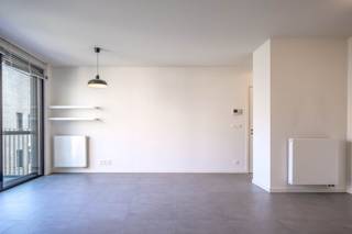 Appartement op de 2de verdieping met lift gelegen in nieuwbouwwijk Regatta! Naast de rustige ligging is het nabij winkels, scholen en openbaar vervoer. Het appartement op tegelvloer bestaat uit: woonkamer met ingerichte open keuken met kasten en inbouwtoestellen met o.a. dampkap, elektrische kookplaat, dubbele spoelbak, vaatwasser, oven en koelkast; 2 slaapkamers (12m² - 7,5m²); ingerichte badkamer met dubbel lavabomeubel en ligbad met doucheaansluiting; apart toilet; berging met aansluiting was- en droogautomaat; oost-gericht terras (6m²). Verplicht autostaanplaats bij te huren aan €75/maand. <br />Gemeenschappelijke fietsenberging en individuele nutsvoorzieningen. <br />Algemene onkosten (125€ / maand: verwarming inbegrepen)!