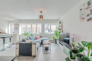 🏡 TE KOOP – Instapklaar gerenoveerd appartement met 2 slaapkamers in Mariakerke (Oostende)<br /><br />Op een topligging in Mariakerke, op wandelafstand van de zee, de zeedijk en het strand, bevindt zich dit instapklare en vernieuwde appartement met 2 volwaardige slaapkamers.<br /><br />Niet alleen het appartement werd zorgvuldig vernieuwd, ook het volledige gebouw werd gerenoveerd, wat garant staat voor een zorgeloos wooncomfort en een duurzame investering.<br /><br />✨ Indeling<br /><br />🏠 Lichtrijke leefruimte<br />🍽️ Volledig ingerichte keuken<br />🛏️ 2 volwaardige slaapkamers<br />🚿 Moderne ingerichte badkamer<br />🌿 Terras aan de achtergevel<br />🚪 Praktische inkomhal<br /><br />✅ Troeven<br /><br />🌊 Op wandelafstand van zee en strand<br />🏢 Volledig gerenoveerd gebouw<br />✨ Instapklaar en modern afgewerkt<br />🍽️ Volledig ingerichte keuken en badkamer<br />🔥 Individuele tellers voor water, gas en elektriciteit<br />💰 Geen lift <br />💶 Lasten en kosten van de gemeenschappelijke delen: slechts € 79/maand<br />📄 Vrij bij akte<br />🏖️ Ideaal als vaste woonst, tweede verblijf of investering<br />🚲 Gemeenschappelijke fietsberging aanwezig in het gebouw<br />📦 Privatieve kelderberging inbegrepen<br /><br />Dankzij de uitstekende ligging nabij winkels, openbaar vervoer en de kust geniet u hier van een ideale combinatie van rust, comfort en bereikbaarheid.<br /><br />Bezoek mogelijk mits afspraak<br />☎️ 059 808 502<br />📧 danny@brouckaert.be<br />🌐 www.brouckaert.be