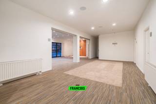 Deze veelzijdige eigendom te Godveerdegem biedt een zeldzame kans om comfortabel te wonen én je professionele dromen waar te maken. Ideaal...