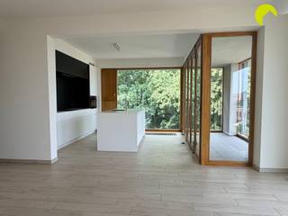 <p><span>Uiterst lichtrijk en modern hoekappartement!</span></p><p><span> </span></p><p><span>Dit appartement vinden we terug in een rustige woonwijk in het gebouw Granvelle. Het pand ligt nabij openbaar vervoer, winkels, ….</span></p><p><span> </span></p><p><span>Indeling:</span></p><p><span>We betreden het appartement in de brede inkomhal waaruit we toegang hebben naar alle ruimtes.</span></p><p><span>De leefruimte bevat grote raampartijen tot op de grond wat zorgt voor zeer veel lichtinval. Er is een overdekt terras voorzien dat toegankelijk is via een harmonicaraam langs de keuken/leefruimte.</span></p><p><span>De keuken is voorzien van alle nodige toestellen.</span></p><p><span> </span></p><p><span>De 2 slaapkamers zijn voorzien van vliegenramen, de grote slaapkamer heeft ook een muur met ingemaakte kasten.</span></p><p><span> </span></p><p><span>In de badkamer is er een moderne inloopdouche voorzien en een dubbel lavabomeubel.</span></p><p><span>Verder is er in de hal nog een apart toilet met handenwasser.</span></p><p><span> </span></p><p><span>Ten slotte is er in de hal nog een technische berging met aansluiting voor de wasmachine.</span></p><p><span> </span></p><p><span>Op verdieping -1 is er een autostaanplaats voorzien, deze is verplicht bij aan te huren voor €50. Nog een verdiep lager op -2 vinden we nog een handige kelderberging terug met stopcontact.</span></p><p><span> </span></p><p><span>Nuttige informatie:</span></p><ul><li><span>Beschikbaarheid: onmiddellijk</span></li><li><span>Maandelijkse lasten: €100 (syndicus, lift, minuerie, onderhoud gemene delen, ...)</span></li><li><span>Huurwaarborg: 3 maanden</span></li><li><span>EPC A</span></li></ul><p><span> </span></p><p><span>PLAN VANAF NU ZELF JOUW AFSPRAAK IN VIA ONZE ONLINE MODULE</span></p><p><span>Surf naar het betreffende eigendom op onze website <span>www.habicom.be</span></span><span> en klik vervolgens op de roze knop</span><span> 'PLAN EEN BEZOEK'.</span></p><p><span> </span></p>
