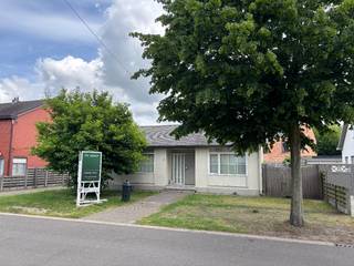 De woning is rustig gelegen op een perceel van 458 m² dicht bij het centrum van sint-Antonius. Men betreedt de woning via de inkomhal waar zich ook het gastentoilet bevindt. De ruime living is verbonden met de open keuken waar ook een buitendeur is om naar de tuin te gaan. Naast de vernieuwde badkamer zijn er nog 2 ruime slaapkamers. De zolder is bereikbaar via een uittrekbare trap en geschikt om spullen op te bergen. In de tuin bevindt zich nog een garage met automatische poort en een tuinberging.