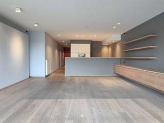 <p><span>ANTWERPEN </span><span>- Ben je op zoek naar een goed gelegen appartement met prachtig waterzicht en zicht op het MAS ? Kijk dan snel even verder.</span></p><p><span>Enkele troeven op een rij</span><span>:</span></p><ul><li><span>Uniek uitzicht op het Bonapartedok en het MAS</span></li><li><span>Ruim appartement (125 m²)</span></li><li><span>Op minder dan 10 minuten wandelen sta je in het (winkel)centrum van de stad.</span></li><li><span>Engergiezuinig (EPC A)</span></li><li><span>Ondergrondse parkeerplaats (met autolift)</span></li></ul><p><span> </span></p><p><span>Het appartement bevindt zich op de tweede verdieping van een verzorgd gebouw en is bereikbaar met de lift of via de trap.</span></p><p><span> </span></p><p><span>De indeling is als volgt:</span></p><p><span><br /></span><span>Via de inkomhal (met ingemaakte vestiairekast) kom je in de ruime leefruimte met open keuken. </span></p><p><span>De keuken is uitgerust met kwalitatieve Miele-toestellen en sluit rechtstreeks aan op de praktische berging (aansluitingen voor wasmachine en droogkast). </span></p><p><span>Op het terras aan de voorzijde geniet je van één van de meest unieke uitzichten van Antwerpen.</span></p><p><span>Verder beschikt het appartement over een gastentoilet met handenwasser in de inkomhal.</span></p><p><span>Achteraan bevindt zich één ruime slaapkamer, met dressing en rechtstreekse toegang tot de badkamer. Deze is ingericht met zowel een douche als een ligbad.</span></p><p><span>De tweede kamer is voorzien van maatwerk met ingewerkt logeerbed. Ideaal voor een bureelruimte.</span></p><p><span>Het appartement is afgewerkt met een stijlvolle parketvloer en kwalitatieve materialen, wat zorgt voor een aangenaam en verzorgd geheel.</span></p><p><span>Tot slot beschikt het appartement over een privatieve kelderberging en een autostaanplaats in de ondergrondse verdieping.</span></p><p><span> </span></p><p><span>Onmiddellijk </span><span>beschikbaar</span></p><p><span>Huurprijs</span><span>: € 1.800 (inclusief ondergrondse autostaanplaats) + € 200 algemene onkosten</span></p><p><span>EGW apart</span></p><p><span>EPC</span><span>: 91</span></p><p><span> </span></p><p><span>Interesse in dit pareltje? Vraag dan snel je bezoek aan via onze website!</span></p>