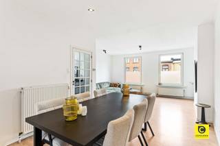 <p><span>Instapklare woning met 2 à 3 slaapkamers, garage en tuin te Groenenhoek!</span></p><p><span>Achter deze moderne gevel gaat een charmante, lichtrijke woning schuil die doorheen de jaren mooie alsook strucurele renovaties heeft ondergaan en bovendien prima onderhouden werd. Omwille van deze toplocatie in de trendy Groenenhoek zijn winkels, parken, scholen, horeca en sportfaciliteiten steeds vlakbij. Ook de bereikbaarheid is uitstekend met belangrijke invalswegen, openbaar vervoer en de fietsostrade op een boogscheut. Met een gunstig EPC (HR ramen, dak- en gevelisolatie, HR condensatieketel), conforme elektriciteit en Fiber is de woning "future-proof". Kortom, de ideale plek om werk- en privéleven optimaal te combineren. Mis deze unieke kans zeker niet!</span></p><p><span> </span></p><p><span>Gelijkvloers:</span><span> </span></p><p><span>Het huiselijk gevoel en de gezelligheid overvallen je meteen bij het betreden van de woning via de inkomhal met authentieke tegelvloer, karaktervolle ornamenten en sierlijke houten trap. Aanpalend de tuin ligt een polyvalente ruimte (ca. 14,5m²) die zich uitstekend leent als slaapkamer, hobbyruimte, bureel, wasruimte, noem maar op. Vanuit deze ruimte heeft u zicht op en rechtstreekse toegang tot de uitgestrekte tuin. Verder is er ook nog een praktische berging om bijvoorbeeld het tuingerief onder te brengen.</span></p><p><span> </span></p><p><span>1</span><span><sup>e</sup></span><span> verdiep:</span><span> </span></p><p><span>Vanuit de traphal betreedt u de recent vernieuwde keuken via een oogstrelende tussendeur met gietijzeren-look. Dit pareltje op keramische tegelvloer met beton-look voorziet in kwalitatieve toestellen (inductievuur, dampkap, oven, Quooker, vaatwasser, koelkast en vriezer) en biedt veel werk- en opbergruimte. Via de trap aan de achterzijde staat u onmiddellijk met al uw lekkers in de tuin. Met dank aan de grote raampartijen in combinatie met de dakkoepel geniet dit verdiep véél natuurlijk licht wat het ruimtegevoel nog meer in de verf zet. De omvangrijke leefruimte (30m²) biedt voldoende plek om een grote eetkamer te combineren met een gezellig salon. Ook de badkamer bevindt zich op dit verdiep en voorziet in een ligbad, douche, dubbel wasmeubel en hangtoilet.</span></p><p><span> </span></p><p><span>2</span><span><sup>e</sup></span><span> verdiep:</span><span> </span></p><p><span>Buiten de polyvalente tuinkamer heeft de woning nog 2 zéér ruime slaapkamers (ca. 11,5 18,5m²) op het bovenste verdiep. De slaapkamer aan de achterzijde heeft niet alleen zicht op de tuin, maar beschikt ook over een airco. Een ware luxe in de hete zomermaanden. Met dank aan de uitstekende dakisolatie blijven de kamers warm in de winter en koel tijdens de zomer.</span></p><p><span> </span></p><p><span>Tuin, garage &amp; kelder:</span><span> </span></p><p><span>In de zuid gerichte tuin van maar liefst 56m² kan u in alle rust en privacy genieten van de gezonde buitenlucht, het zonnetje, een streepje groen, een lekkere BBQ met vrienden of een sprankelend aperitief. Ook voor de kids en de huisdieren is dit de perfect uitvalbasis daar de tuin volledig omheind is. Het kunstgras is uiteraard een zege op vlak van onderhoud. Het potentieel van deze leuke tuin is enorm groot en kan mits beperkte en eenvoudige opfriswerken in "no time' omgetoverd worden tot een groene oase van rust. De ruime garage met elektrische poort is zonder meer een ware luxe, zowel voor de wagen alsook voor de fietsen. Bijkomend is de woning ook nog eens onderkelderd.</span></p><p><span> </span></p><p><span>Extra troeven:</span><span> </span></p><p><span>- Instapklaar - Toplocatie - HR ramen - HR condensatieketel 2016 - Dak- en gevelisolatie - Elektriciteit conform - Polyvalente tuinkamer - Recente keuken - Airco - Tuin - Garage - Kelder </span></p><p><span> </span></p><p><span>VISIT &amp; BUY</span><span>:</span><span> U bent van harte uitgenodigd op </span><span>woensdag 24 &amp; zaterdag 27 juni </span><span>te Passendalestraat 9, 2600 Berchem. Onze deskundige makelaar staat klaar om al uw vragen te beantwoorden. Bevestig alvast uw aanwezigheid via deze link </span><span><span>Instapklare woning met 2 à 3 slpks, garage en tuin te Groenenhoek! te koop te BERCHEM (2600)</span></span><span>, </span><span>via <span>info@coprimmo.be</span></span><span> of telefonisch: 03.449.49.77. Bij interesse kunt u na bezichtiging een </span><span>bod uitbrengen tot en met maandag 29 juni - 15u00</span><span>.</span></p><p><span> </span></p>