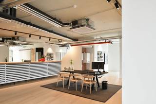 Espaces commerciales et bureaux dans une nouvelle construction situé sur la Chaussée de Mons avec une belle visibilité, dans un environnement...