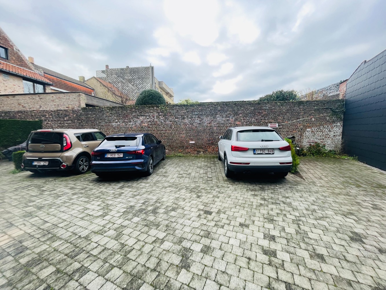 Kristus Koning      AUTOSTAANPLAATS in open lucht afgesloten van de straat ( op achterliggende grond van een appartementsgebouw  Res. Veldmaarschalk Foch)in - foto 5