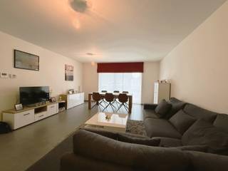 <p>Instapklaar gelijkvloers appartement bestaande uit een lichtrijke leefruimte met eet-en zithoek, uitgeruste keuken, apart toilet, 2 volwaardige slaapkamers, berging, ingerichte badkamer (bad, douche + dubbele lavabomeubel) en een ruim terras met uitweg. Er is de mogelijkheid om een ruime garage bij te kopen voor 27.000€.</p>
<p></p>
<p>Extra troeven:</p>
<p></p>
<ul>
<li>Energiezuinig</li>
<li>Instapklaar</li>
<li>Groot terras</li>
<li>Uitweg via terras</li>
<li>Fietsenberging</li>
<li>Dichtbij winkels, scholen, openbaar vervoer…</li>
</ul>
<p></p>
<p>Dit appartement is te koop ZONDER makelaar via het concept van Smart Houses! Verdere inlichtingen of bezoek? Contacteer rechtstreeks de eigenaar via 0473/37.64.49.</p>