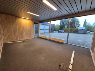 Deze handelsruimte heeft als troef inzetbaar te zijn in verschillende facetten.Ze leent zich er perfect toe als kantoorruimte alsook als...