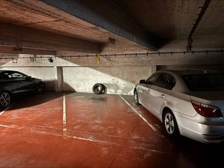 Deze autostaanplaats is gelegen in een parkingcomplex pal in het centrum van Oostende. Gelegen tussen de Hendrik Serruyslaan en de Aartshertoginnenstraat is deze parking perfect gesitueerd. Op wandelafstand zijn er winkels maar evenzeer horeca of de zeedijk. <br /><br />De autostaanplaats is gelegen op de eerste verdieping van het complex. Er is zowel een trap als een personenlift aanwezig zodat u vlot uw wagen bereikt.<br /><br />Aarzel niet en neem contact op voor meer info of een afspraak.<br /><br />