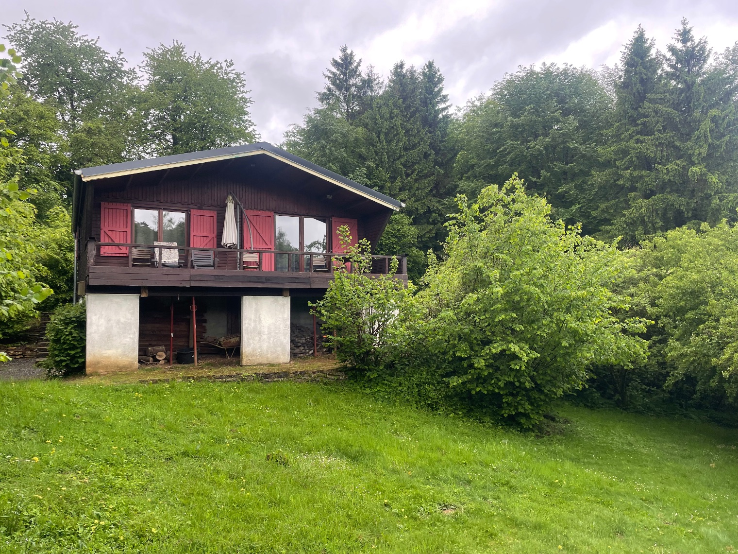 Chalet te koop in goede staat met met alle nutsvoorzieningen verwarming is met een houtkachel en elektrische radiatoren