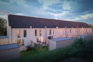 <p><span>Ben je op zoek naar een moderne en energiezuinige woning in een groene en rustige omgeving, maar wel dicht bij het centrum van Mechelen? Dan is Esdoorn een project dat je zeker wilt ontdekken. In een rustig binnengebied, tussen de Tervuursesteenweg en het Esdoornplein, ontstaat een nieuwe woonwijk waar licht, ruimte en kwaliteit centraal staan. De eerste fase is al volop bezig: 10 woningen worden momenteel actief opgetrokken, waardoor je nu al de vooruitgang op de werf kan volgen. </span></p>
<p><span>De woningen zijn ontworpen met een tijdloze architectuur en een uitstekende isolatie. De lichtrijke leefruimte sluit mooi aan op de moderne keuken en biedt een aangename, open woonbeleving. De verdieping biedt 3 slaapkamers en een badkamer en dankzij de afwerkbare zolderruimte heb je bovendien de flexibiliteit om later extra kamers of een bureauruimte te creëren, volledig volgens jouw noden. </span></p>
<p><span>De ligging in een rustig binnengebied zorgt voor privacy en veiligheid, terwijl je toch geniet van een vlotte verbinding naar winkels, scholen en het Mechelse stadscentrum. Groene zones en privatieve tuinen met achteruitgang versterken het wooncomfort en maken van Esdoorn een fijne plek om te wonen. </span></p>
<p><span>Ondergrondse parking en extra berging is additioneel aan te kopen. </span></p>
<p><span>Wil je zelf ervaren wat dit project te bieden heeft? Plan dan gerust een afspraak via onze website en ontdek welke woningen in de eerste fase nog beschikbaar zijn. </span></p>