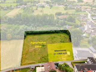 UITZONDERLIJKE VILLAGROND MET WEIDE OP 9714 M² biedt een zeldzame kans in het LANDELIJKE EVERBEEK (Brakel). Dankzij een ROYALE STRAATBREEDTE VAN...