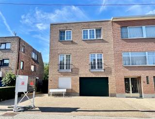 Deze karaktervolle en energiezuinige (label-B!) driegevelwoning, met een netto bewoonbare oppervlakte van 224 m² en een voorgevelbreedte van 7...