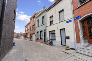 <p>Interesse in dit pand? Neem voor bijkomende informatie of het maken van een afspraak rechtstreeks contact op met Steven Plompen via <strong>+32 498 61 58 86</strong> of <strong>steven@copandi.be</strong>.</p><p> </p><p>Aan de Kattenberg in het centrum van Mechelen vind je deze karaktervolle woning uit 1850, waar geschiedenis en woonkwaliteit hand in hand gaan. Het pand ademt de sfeer van weleer, maar is doorheen de jaren mee geëvolueerd met de tijd, zodat je hier vandaag comfortabel en zorgeloos kan wonen. De ligging middenin de stad maakt dat je alles binnen handbereik hebt, terwijl je thuis toch je eigen rustpunt behoudt.</p><p> </p><p>Bij binnenkomst word je verwelkomd in een woning met een leefbare oppervlakte van 160 m², verdeeld over verschillende verdiepingen. De indeling biedt liefst vier ruime slaapkamers, ideaal voor een gezin of wie nood heeft aan een bureau of hobbyruimte. De badkamer is functioneel afgewerkt , maar zou gemoderniseerd mogen worden. Achteraan geniet je van een tuintje/koer met westelijke oriëntatie, een aangename plek om van de avondzon te profiteren en tot rust te komen na een drukke dag.</p><p> </p><p>Deze woning combineert authentiek karakter met praktische troeven: het schrijnwerk werd voorzien van hoogrendementsbeglazing, verspreid over ramen in hout, pvc en aluminium, wat zorgt voor een aangenaam energieverbruik. Het pand is voorzien van individuele centrale verwarming op aardgas met condensatieketel en radiatoren en beschikt over een plat dak. De algemene staat is goed, klaar om naar eigen smaak verder in te richten. Het EPC-label C (252 kWh/m²) bevestigt de degelijke energetische basis van de woning. </p><p> </p><p>De ligging in het centrum van Mechelen is een echte troef: winkels, scholen, sportfaciliteiten en het openbaar vervoer bevinden zich allemaal op wandelafstand. Ook het station en de invalswegen zijn vlot bereikbaar, waardoor je zowel te voet, met de fiets als met de wagen overal snel geraakt. Wonen op deze locatie betekent kiezen voor stadscomfort zonder in te boeten aan bereikbaarheid.</p><p> </p><p><strong>INDELING:</strong></p><p> </p><p><strong>Gelijkvloers</strong></p><p>Inkomhal, ruime leefruimte, keuken, toilet en stadstuintje of koer.</p><p> </p><p><strong>1e verdieping</strong></p><p>Met een wenteltrap bereik je de 1e verdieping waar zich 2 ruime slaapkamers en een badkamer (douche, toilet, lavabo) bevinden.</p><p> </p><p><strong>2e verdieping</strong></p><p>2 ruime slaapkamers.</p><p> </p><p><strong>Zolder</strong></p><p>Deze zolderrruimte bevindt zich in de nok van het dak en is handig als berging of voor stockage.</p>