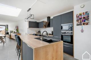 Deze energiezuinige woning uit 2021 biedt de ideale kans als investering, eerste woonst zonder zorgen of een gezellige gezinswoning met zijn EPC A, 4 slaapkamers, tuin en garage op een ideale uitvalsbasis richting Ieper, Poperinge, Heuvelland,...<br /><br />ONTDEK DEZE WONING VIA DE VIDEO: https://youtube.com/shorts/wPeVEykwALc<br /><br />INDELING<br /><br />*GLV: oprit (5m x 2m) - inkomhal (3,98m²) met apart toilet en handwasbakje - (was)berging (6,07m²) - open keuken met een eiland (26,47m²) bestaande uit een heteluchtoven, microgolfoven, frigo, vaatwasser, inductiekookplaat en spoelbak - leefruimte (26,51m²) - terras (18,4m²) - tuin (80m²) - garage met sectionale poort (25,38m²)<br /><br />*1STE VERDIEPING:<br />Nachthal (8,32m²) met apart toilet - 2 slaapkamers/en of 1 bureauruimte en 1 slaapkamer (15,12m² - 8,4m²) - badkamer met inloopdouche, wastafel met dubbele wastafel (8,10m²)<br /><br />*2DE VERDIEPING:<br />Nachthal (4,82m²) - 2 SLPKS (11,52m² - 10,10m²) - aparte berging (5,43m²)<br /><br />*ZOLDER (12,85m²)<br /><br />*EXTRA: conforme elektrische keuring - 2021 gebouwd - 10.000L - zonneboiler - ventilatiesysteem - keukenapparatuur van SMEG<br />