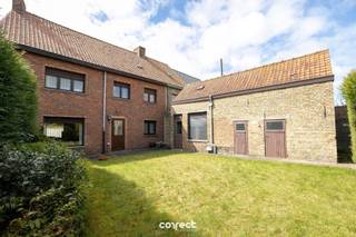 <p><span>Centraal gelegen ruime halfopen bebouwing met 4 slaapkamers, tuin en garage.</span></p><p><span> </span></p><p><span>STARTPRIJS: Elk bod boven deze startprijs, wordt voorgelegd aan de eigenaars, die al dan niet kunnen in gaan op dit aanbod.</span></p><p><span> </span></p><p><span>Ontdek deze HO bebouwing met maar liefst 4 slaapkamers en een ruime zolder, bereikbaar via een vaste trap - perfect voor extra kamers of hobbyruimte.</span></p><p><span> </span></p><p><span>Op het gelijkvloers bevindt zich naast de leefruimte, met zicht op de volledig, onderhoudsvriendelijke, omheinde tuin, een aparte bureelruimte, ideaal voor thuiswerk of een praktijkruimte.</span></p><p><span> </span></p><p><span>Aansluitend de compacte keuken, die nog kan worden uitgebreid worden tot een leefkeuken.</span></p><p><span> </span></p><p><span>Droge, zeer nette, bruikbare kelder en badkamer (voutekamer).</span></p><p><span> </span></p><p><span>Via een zijstraatje is er toegang tot een ruime garage ( 2 wagens achter elkaar ), en meerdere buitenbergingen, een grote troef voor wie nood heeft aan extra opslag of werkruimte.</span></p><p><span> </span></p><p><span>Deze gezinswoning is ideaal gelegen, op wandelafstand van winkels, scholen en openbaar vervoer.</span></p><p><span> </span></p><p><span>Hoewel de woning structureel zeer solide is, dient ze gerenoveerd te worden, wat u de kans biedt om ze volledig naar eigen smaak en hedendaagse normen in te richten!</span></p><p><span> </span></p><p><span> Contacteer Regine voor een bezoek: 0493 112 050 regine@correctvastgoed.be</span></p><p><span> </span></p><p><span> Online schattingstool: https://www.correctvastgoed.be/schatting</span></p><p><span> </span></p>
