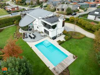 Op een centrale locatie in Hulshout vind je deze unieke kasteelvilla met een royale bewoonbare oppervlakte van 587 m², gelegen op een mooi perceel...