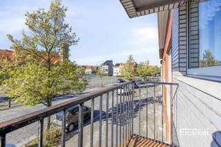 Dit ruime woonhuis is gelegen in een rustige straat aan het markt- en kerkplein van de Vuurtorenwijk in Oostende, en geniet daardoor van een aangenaam open zicht vanuit zowel de woonkamer als de keuken.<br />De woning biedt bijzonder veel potentieel: op het gelijkvloers bevindt zich een uitzonderlijk ruime garageruimte die zich perfect leent voor diverse invullingen, zoals hobbyruimte, atelier of extra opslag. Daarnaast is er een aparte garagebox aanwezig, die eventueel afzonderlijk kan worden verhuurd.<br />Indeling:<br />gelijkvloers: inkomhal met vestiaire, zeer grote garageruimte, berging met toegang tot de kruipkelder, tweede berging met mazouttank en aparte garagebox;<br />eerste verdieping: grote nachthal met ingemaakte kasten, aparte keuken met balkon, lichtrijke woonkamer met open haard, 2 ruime slaapkamers, apart toilet en badkamer met toegang tot het zonnige terras;<br />tweede verdieping: zeer grote zolder met tal van uitbreidingsmogelijkheden (bijvoorbeeld het creëren van extra slaapkamers en een grote badkamer, wat het woonvolume aanzienlijk kan vergroten);<br />Hoewel de woning op te frissen is en renovatiewerken vereist (renovatieplicht van toepassing), vormt dit net een unieke kans om ze volledig naar eigen smaak en wensen in te richten. Dankzij de royale volumes, de grote garage en de uitbreidbare zolder is dit een eigendom met uitzonderlijk veel mogelijkheden!