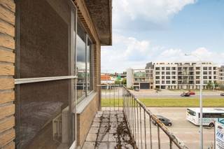 <p>Gelegen vlakbij de Bisschoppenhoflaan met vlotte verbinding naar autostrade en industriezone langs Albertkanaal.</p><p>Dit appartement situeert zich op de derde verdieping en omvat een leefruimte (ca. 28m2) op laminaatvloer, open ingerichte keuken, twee slaapkamers (ca. 13/7m2), de oorspronkelijke badkamer doet momenteel dienst als berging/CV-ruimte.<br />Badkamer voorzien van ligbad en douche + lavabo.</p><p>Maandelijkse lasten ca. 50eur/mnd (minuterie/water)</p><p>extra's:<br />- EPC 397kWh/m2 (geen renovatieplicht)<br />- mits renovatie een ideaal appartement voor starters of als investering<br />- geen lift</p><p>Info/bezoek: 03/283 83 00 - noord@sinjoor.be</p>