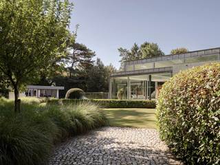 Gelegen in één van de meest prestigieuze wijken van Schilde, bevindt zich deze moderne villa van ± 816 m² op een uitzonderlijk perceel van 6.878...