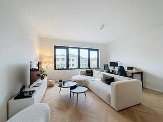 This modern one-bedroom apartment for rent has a living area of approximately 62 m² and is located on the 2nd floor of a small-scale building in the Kloosterstraat in Antwerp South. The absolute asset is the location in the trendy South. Numerous cozy restaurants and shops are in the immediate vicinity. In addition, accessibility to and from Antwerp is guaranteed by the proximity of the Leien and public transport. Moreover, it is close to the new South Park. Layout:- bright living space- open kitchen with all modern comforts- separate toilet- bedroom with ensuite bathroom- storageExtra benefits:- modern- favourable EPC label B- excellent mobiscore 9.4/10- lots of natural light- low common costs- small-scale buildingThe monthly costs are €25 per month for electricity and the maintenance of the common areasAre you interested in this apartment for rent in Antwerp? Do not hesitate to submit a visit request via our website via the red bar provided there. Always at your service to help you with all your questions about real estate.