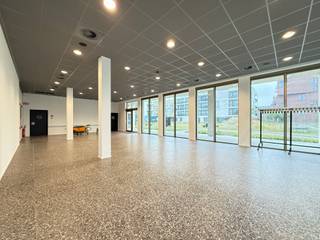 Subliem en stijlvol ingericht handelsgelijkvloers geschikt voor horeca met zonneterras, gesitueerd in een gegeerde nieuwbouwsite. De...