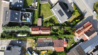 <strong>Te renoveren woning met bewoonbaar bijgebouw te koop in Oeselgem.</strong><br /><br />Deze te renoveren woning heeft heel wat mogelijkheden. De woning staat op een ruim perceel grond van 815 m². Naast de woning vooraan is er reeds een bewoonbaar bijgebouw opgetrokken.<br />Dit bijgebouw werd zeer ecologisch gebouwd met dubbele beglazing, dakisolatie en 40cm strobalen in de muren.<br />Achter dit bijgebouw is er ook nog een atelier die verschillende functies kan hebben. Deze atelier werd ook geïsoleerd met houtwol.<br />Daarnaast heeft u langs de heuvelhoekstraat een uitweg langs achter.<br /><br />Er zijn reeds getekende plannen voor de renovatie van de woning aanwezig.<br /><br />Troeven:
<ul><li>Mogelijkheid om te wonen en terwijl te renoveren</li><li>Uitweg langs achter</li><li>Atelier voor zelfstandige activiteit</li></ul>
Neem vandaag nog contact op met je ERA-makelaar voor een bezoek.<br />JOUW DROOMHUIS. ZO GEVONDEN!<br />