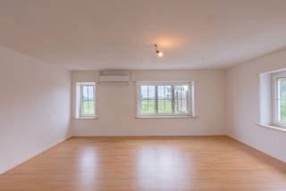 Verzorgd hoekappartement met 3 slaapkamers, vlakbij het strand van Zeebrugge. <br />Het appartement werd recent vernieuwd en geniet van een energetisch A-label dankzij het airco-systeem, de dakisolatie, de dubbele beglazing en de aanwezige zonnepanelen! <br /><br />Indeling:<br />Inkomhal met apart toilet, een toffe leefruimte met bijzonder veel licht, een verzorgde keuken, een badkamer met douche en 3 slaapkamers. In de kelderverdieping nog een grote berging met plaats voor wasmachine- en droogkast.<br /><br />Mogelijkheid tot het bijhuren van een gelijkvloerse garagebox achteraan het gebouw, mits de meerprijs van 115 euro/maand.<br /><br />Huurprijs: € 985 per maand, syndicuskosten inbegrepen.<br />Onmiddellijk beschikbaar.<br /><br />Bezoeken? Contacteer Willem Cauwels op tel. 050/89.27.70.