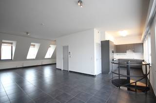 Op zoek naar een lichtrijke en ruime duplex op een toplocatie in Leuven centrum? Dan is dit uitzonderlijke appartement van 157 m² zeker iets voor u!<br /><br />Gelegen in het centrum van Leuven, woont u hier op wandelafstand van alle winkels, restaurants en faciliteiten die de stad te bieden heeft. Bovendien zijn de ring en de opritten naar de E40 en E314 vlakbij.<br /><br />De loft bevindt zich op de tweede en derde verdieping en is te bereiken via de traphal of lift.<br />Op het eerste niveau bevindt zich een grote masterbedroom (± 29 m²) met eigen badkamer, een tweede en derde slaapkamer met een ensuite doucheruimte en een apart toilet. Via de schuifdeuren bereikt u het terras van 10 m² met een prachtig uitzicht.<br />Het bovenste niveau omvat een zeer ruime leefruimte (± 32 m²) met open keuken, een apart toilet en berging met aansluiting voor wasmachine. <br />Daarnaast beschikt het appartement nog over een privatieve kelder, een privatieve autostaanplaats en 3 fietsenstalplaatsen.<br /><br />Het appartement is beschikbaar vanaf 1 juli 2026 als hoofdverblijfplaats voor langdurige bewoning. Maandelijkse huurprijs: € 1.650 + € 100 provisie voor gemeenschappelijke kosten.<br /><br />Lijkt deze duplex iets voor u? Maak snel een afspraak via onze online agenda onder 'Bezoekmoment kiezen' of bel ons op 016 23 90 80 (weekdagen 10u–13u).