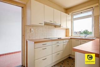 <h2><span>Te renoveren 3-slaapkamerappartement met terras en autostaanplaats </span></h2><p><span>Welkom in dit ruime te renoveren 3-slaapkamerappartement met een bewoonbare oppervlakte van ca. 115 m² en gunstig EPC, gelegen op de derde verdieping aan de Prins Boudewijnlaan 168 in Wilrijk. Dit appartement vormt een bijzonder interessante opportuniteit voor wie op zoek is naar een ruim renovatieproject met veel potentieel en mogelijkheden. Dankzij de ruime leefruimtes, drie volwaardige slaapkamers, het zuidgerichte terras en de interessante bestaande indeling beschikt het appartement over een uitstekende basis. Bovendien biedt de niet-dragende muur tussen de keuken en leefruimte de mogelijkheid om de woning volledig te transformeren naar een moderne open leefruimte met een ruime keuken en kookeiland.</span></p><h3><span>Ligging</span></h3><p><span>Het appartement bevindt zich aan de Prins Boudewijnlaan in Wilrijk, een vlot bereikbare en gegeerde locatie met een goede verbinding naar zowel Wilrijk als Antwerpen en de omliggende gemeenten. Dankzij de ligging zijn verschillende voorzieningen, winkels, scholen en horecazaken vlot bereikbaar. Ook de belangrijkste invalswegen en het openbaar vervoer bevinden zich in de nabije omgeving, waardoor zowel het centrum van Antwerpen als de omliggende gemeenten gemakkelijk bereikbaar zijn.</span></p><p><span>Een ideale ligging voor wie de combinatie zoekt van bereikbaarheid, voorzieningen en een aangename woonomgeving.</span></p><h3><span>Indeling</span></h3><p><span>Via de inkomhal betreedt u het appartement. De zeer ruime inkomhal vormt het centrale punt van de woning en zorgt voor een aangename verbinding tussen de verschillende ruimtes. Hier bevindt zich eveneens een praktische vestiairekast.</span></p><p><span>Vanuit de inkomhal komt u terecht in de ruime en zeer lichtrijke leefruimte. Dankzij de vele raampartijen geniet deze ruimte van een mooie natuurlijke lichtinval. De vloer is momenteel voorzien van een goed onderhouden blokjesparket, wat een mooie basis vormt voor de verdere renovatie.</span></p><p><span>Aansluitend bevindt zich de volledig geïnstalleerde keuken. Deze is momenteel praktisch ingericht in een U-vorm en beschikt over de nodige voorzieningen, met uitzondering van een vaatwasser.Een belangrijk pluspunt voor toekomstige verbouwers is dat de muur tussen de keuken en de leefruimte geen dragende muur is. Hierdoor zijn er verschillende mogelijkheden om de huidige indeling te optimaliseren. Zo kan de keuken bijvoorbeeld worden opengetrokken naar de leefruimte en kan er een moderne open keuken met kookeiland worden gecreëerd. Hierdoor ontstaat een ruime, open en hedendaagse leefruimte die volledig kan worden aangepast aan de wensen van de nieuwe eigenaar.</span></p><p><span>Via de keuken heeft u toegang tot het zuidgerichte terras van ca. 6 m². Dankzij de zuidoriëntatie geniet u hier van een aangename hoeveelheid zon. Er is tevens een praktische opbergkast voorzien.</span></p><p><span>Vanuit de leefruimte komt u opnieuw in de inkomhal, vanwaar de drie slaapkamers bereikbaar zijn. Het appartement beschikt over drie volwaardige slaapkamers van respectievelijk ca. 14 m², 12,5 m² en 9 m². </span></p><p><span>De badkamer is uitgerust met een ligbad, lavabo met spiegelkast en mechanische ventilatie. Ook deze ruimte biedt dankzij de renovatiemogelijkheden de kans om een volledig nieuwe en moderne badkamer te creëren. Verder is er nog een apart gastentoilet aanwezig.</span></p><p><span>Tot slot beschikt het appartement over een ruime autostaanplaats in het gebouw, bereikbaar via de automatische poort. Deze staanplaats dient verplicht mee aangekocht te worden voor 13.500 euro. </span></p><h3><span>Troeven</span></h3><ul><li><span>Ca. 115 m² bewoonbare oppervlakte</span></li><li><span>Te renoveren appartement met zeer veel potentieel</span></li><li><span>3 volwaardige slaapkamers </span></li><li><span>Mogelijkheid tot open keuken met kookeiland dankzij niet-dragende keukenmuur</span></li><li><span>Zuidgericht terras van ca. 6 m²</span></li><li><span>Gunstig EPC-label B</span></li><li><span>Asbestveilig</span></li><li><span>Dak gerenoveerd en geïsoleerd conform de doelstelling 2050</span></li></ul><p><span> </span></p><p><span>Kortom: een ruim appartement met een uitstekende basis en vooral heel wat mogelijkheden voor wie bereid is de handen uit de mouwen te steken. Een ideaal renovatieproject om een ruime, moderne en volledig gepersonaliseerde woonomgeving te creëren.</span></p>