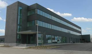 !! INVESTMENT OPPORTUNITY !!! Excellently located partly rented offices of 3,051 m² combined with 426 m² of archive space and storage space (273...