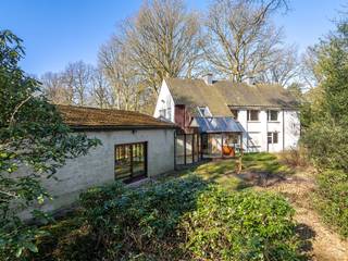 Deze villa werd gebouwd in 1960 en in 1989 uitgebreid met 171m² inclusief een overdekt zwembad.Met de gracht van het kasteel in de achtertuin is rust...