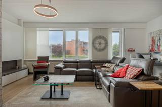 Wilt u een energiezuinig en lichtrijk huis kopen in Ekeren? Deze uitstekend onderhouden woning op Kouter 60 combineert rust, ruimte en comfort op een toplocatie.<br /><br />Bij het betreden van de woning komt u in de ruime inkomhal met gastentoilet. De gelijkvloerse verdieping biedt direct toegang tot een royale garage met volop opbergruimte. Via de garage kan u naar een handige bergruimte waar de ketel (2020) zich bevindt en met aansluiting voor uw wasmachine. Ook via de garage bereikt u een multifunctionele ruimte met douche — ideaal als extra slaapkamer, bureau of hobbyruimte — die via een vernieuwd schuifraam uitgeeft op de onderhoudsvriendelijke tuin.<br /><br />Op de eerste verdieping baadt de leefruimte in het natuurlijk licht, sfeervol afgewerkt met een gezellige gashaard. De volledig geïnstalleerde keuken is zeer kwalitatief en uitgerust met o.a. een kwalitatief composiet werkblad, stoomoven, combi-oven en vaatwasser. Via het schuifraam stapt u op het ruime overdekte terras met pergola (2024), waar een trap u rechtstreeks naar de tuin leidt. De tweede verdieping telt 3 volwaardige slaapkamers en een compleet uitgeruste badkamer.<br /><br />Deze woning te koop ligt in een gezinsvriendelijke en rustige buurt van Ekeren, op wandelafstand van het centrum met winkels, scholen en openbaar vervoer.<br /><br />Bijzonderheden:<br />- Energiezuinig: 19 zonnepanelen (4.560 Wp), daken geïsoleerd en ramen vernieuwd met hoogrendementsbeglazing<br />- Nog tot 2031 groenestroomcertificaten ca. €1.100 / jaar<br />- Elektriciteit conform<br />- Verwarmingsketel 2020<br />- Multifunctionele ruimte op de begane grond met extra douche<br />- Rolluiken overal<br />- Rustige ligging in Ekeren nabij centrum en openbaar vervoer (trein/bus)<br /><br />Dit instapklare vastgoed te kopen in Ekeren biedt alles voor een zorgeloze toekomst.<br /><br />Bent u geïnteresseerd om dit vastgoed te kopen in Ekeren? Aarzel dan niet om ons te contacteren. Het Dewaele vastgoedkantoor van Merksem te Lambrechtshoekenlaan 183 staat graag tot uw dienst. Had u graag een gratis schatting van uw eigendom via ons immokantoor? Bel ons voor een vrijblijvend gesprek of mail naar maxime.weyler@dewaele.com.<br /><br />Bestuursmaatregelen in het maatregelenregister: nee