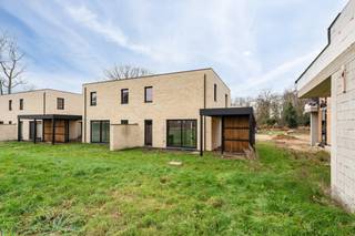 Cette charmante maison mitoyenne, récemment construite dans le quartier prisé de Houthalen-Helchteren, offre un confort de vie spacieux et...